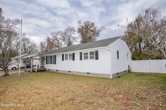 view of front of house featuring a front lawn