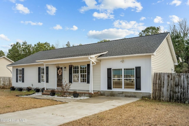 single story home featuring a front yard