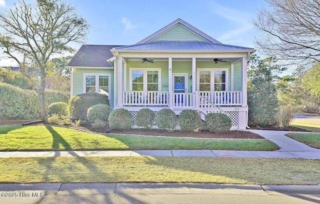 view of front of house featuring ceiling fan, covered porch, and a front lawn