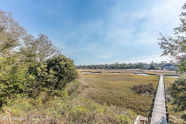 view of yard featuring a rural view