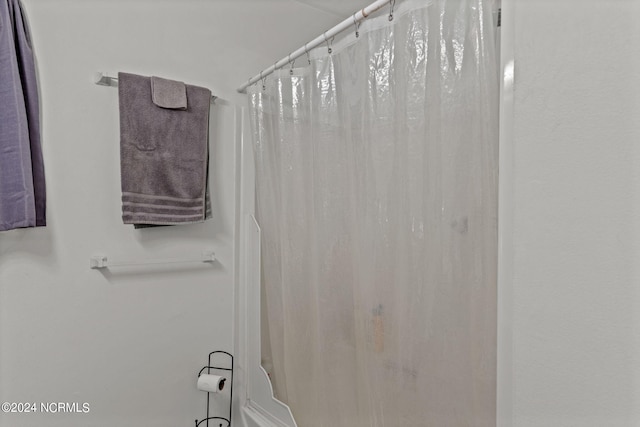 bathroom featuring a shower with shower curtain