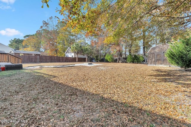 view of yard featuring an outbuilding