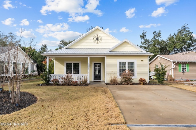 view of front of property featuring a porch and a front yard