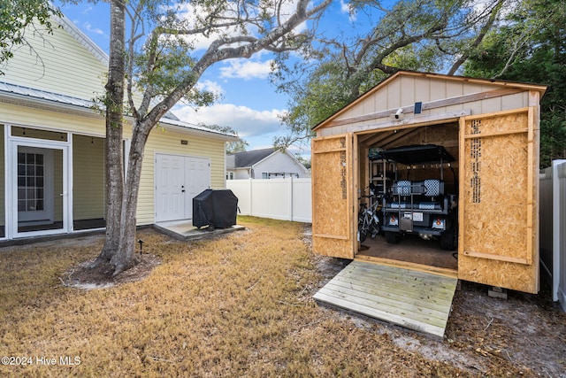 view of yard with a storage shed