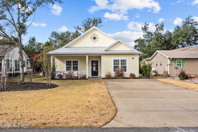 view of front of property with a front lawn and covered porch