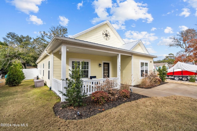 view of front of house with a porch and a front yard