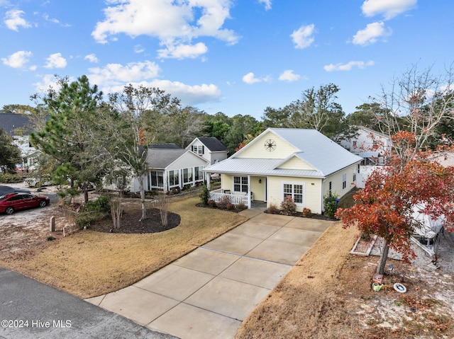 view of front of home featuring a porch and a front lawn