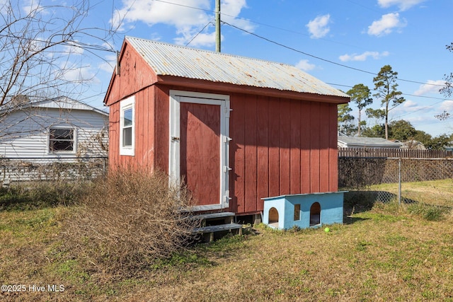 view of outdoor structure featuring a yard