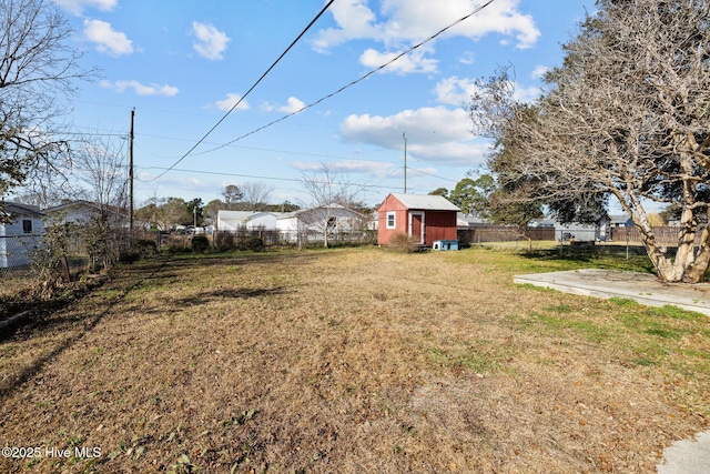 view of yard featuring an outbuilding