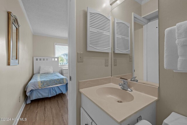 bedroom with a textured ceiling, light hardwood / wood-style floors, and a closet