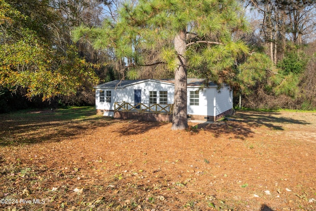 view of front of home featuring a front yard