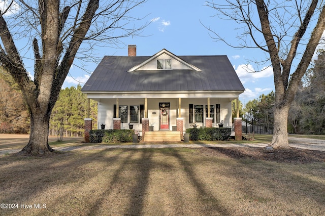 view of front of house with a front lawn