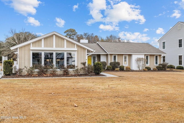 view of front facade with a front yard