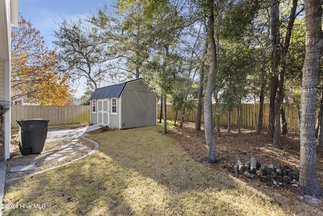 view of yard featuring a shed