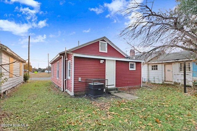 back of house featuring a yard