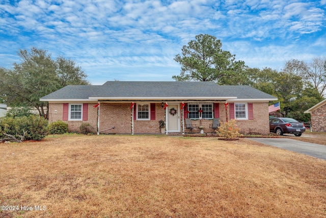 single story home featuring a porch and a front yard