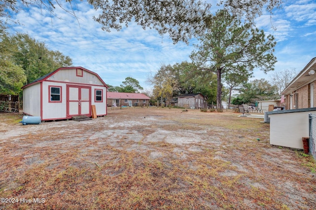 view of yard featuring a storage unit