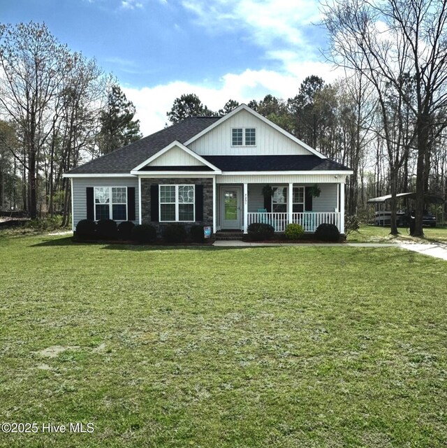 view of front facade featuring a front yard