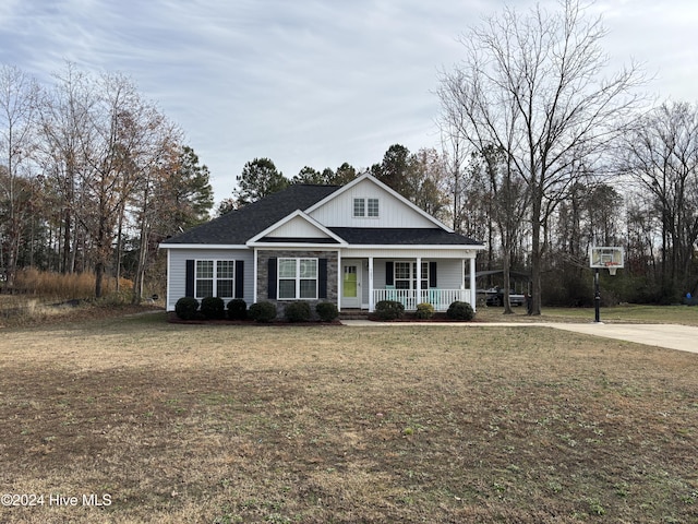 view of front of property featuring covered porch and a front lawn