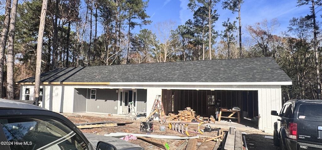 view of front facade featuring an outbuilding