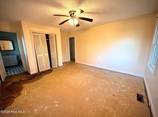 unfurnished bedroom featuring ceiling fan and a textured ceiling