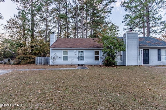 view of front of house featuring a front lawn