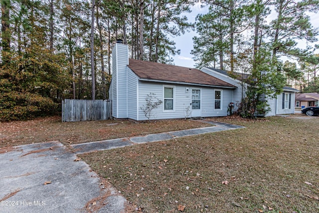 view of front of home featuring a front lawn