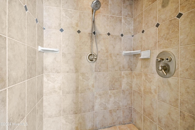 bathroom featuring a tile shower