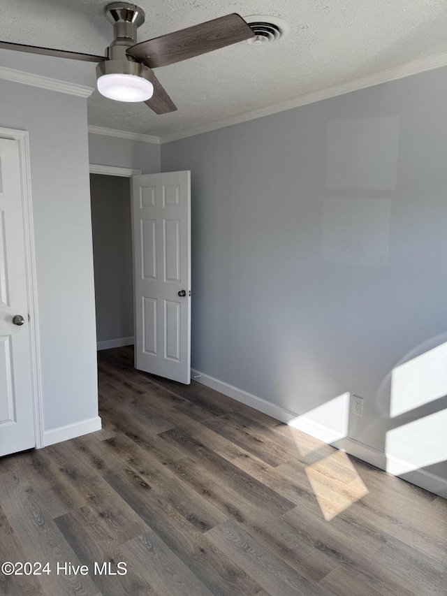 unfurnished room featuring a textured ceiling, ceiling fan, dark hardwood / wood-style flooring, and crown molding