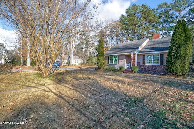 view of front facade featuring a front yard