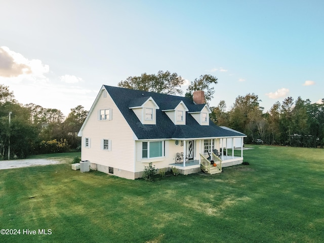 view of front of property featuring a porch and a front lawn