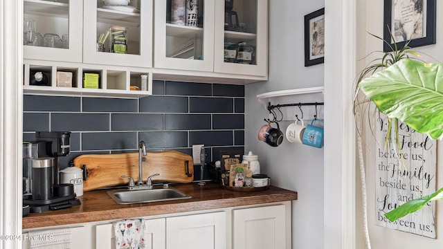 bar featuring a sink and decorative backsplash