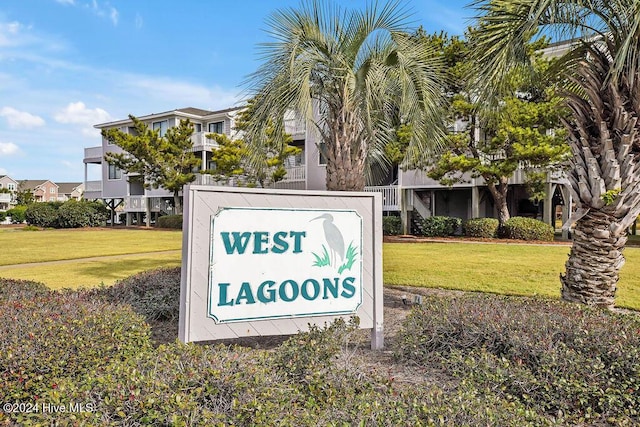 community sign with a lawn