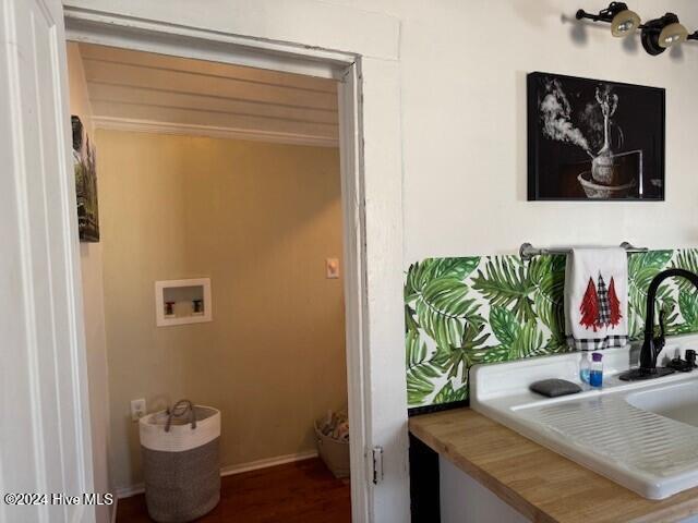 laundry room featuring a sink, baseboards, and washer hookup