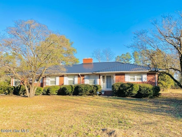 ranch-style home featuring a front lawn