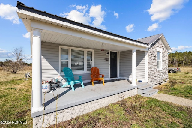 view of front of property featuring covered porch and a front yard