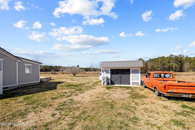 view of yard with a storage shed