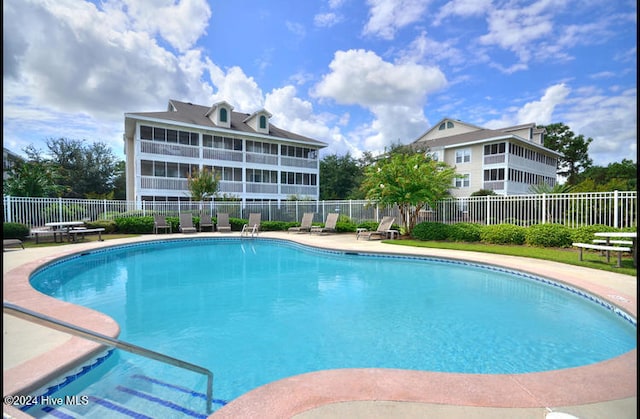 view of swimming pool