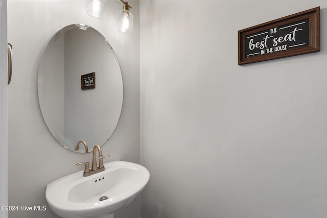 bathroom featuring sink