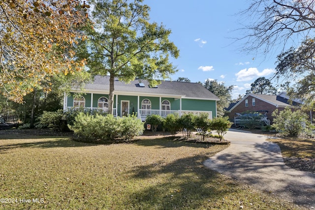 view of front of property featuring a front yard and a porch