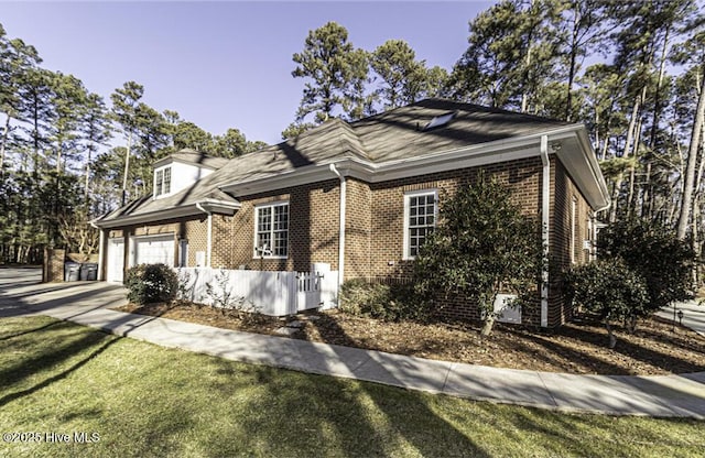 view of front of house featuring a front lawn and a garage