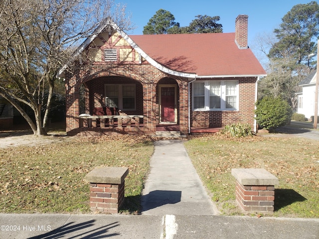 view of front of home featuring a front lawn and covered porch