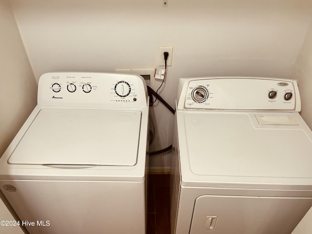 laundry room with washing machine and dryer