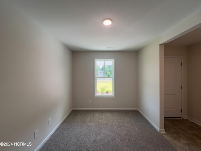 unfurnished room featuring carpet floors