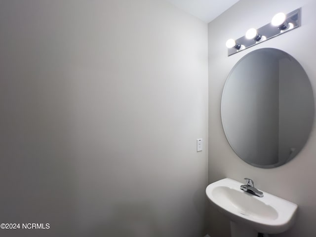 bathroom featuring sink