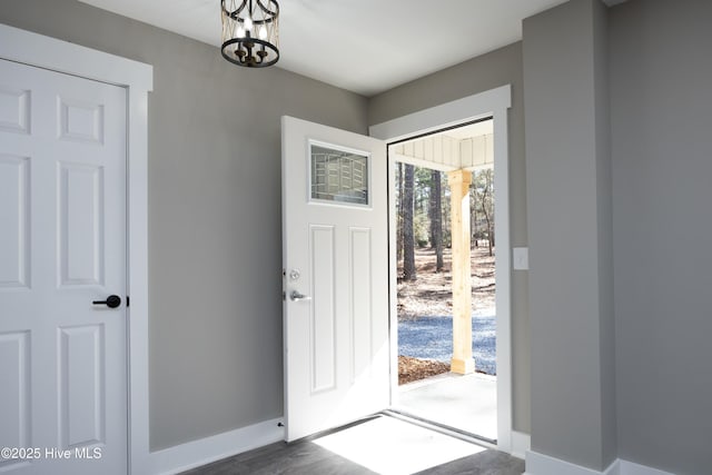 entryway with a notable chandelier