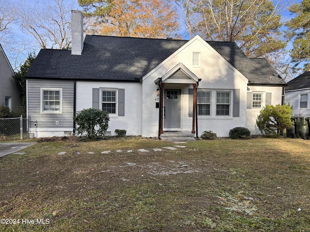 view of front facade featuring a front lawn