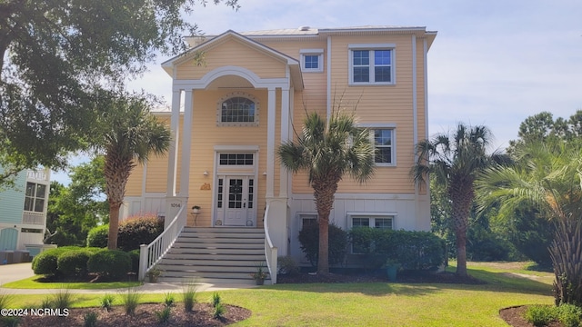 view of front facade featuring a front lawn