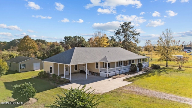 view of front of house featuring covered porch and a front yard