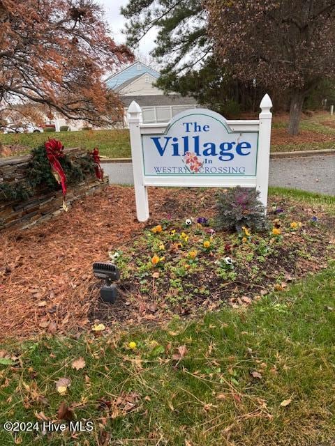 view of community / neighborhood sign
